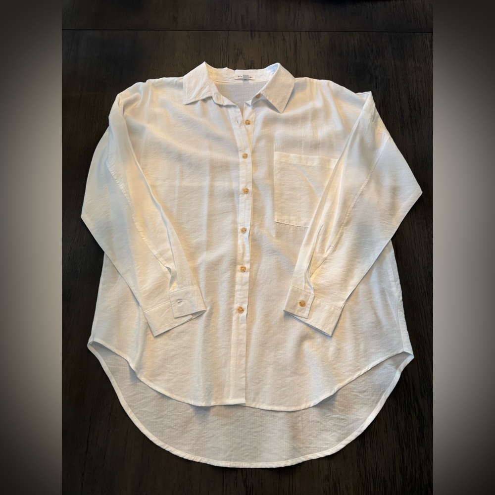 Blu Pepper Classic White Women’s Button Down Shirt, Size Medium